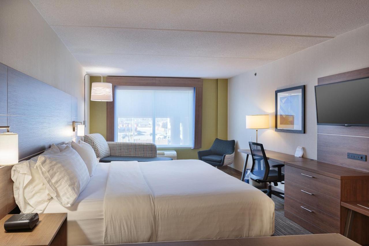 Holiday Inn Express & Suites - Belleville By Ihg Екстериор снимка
