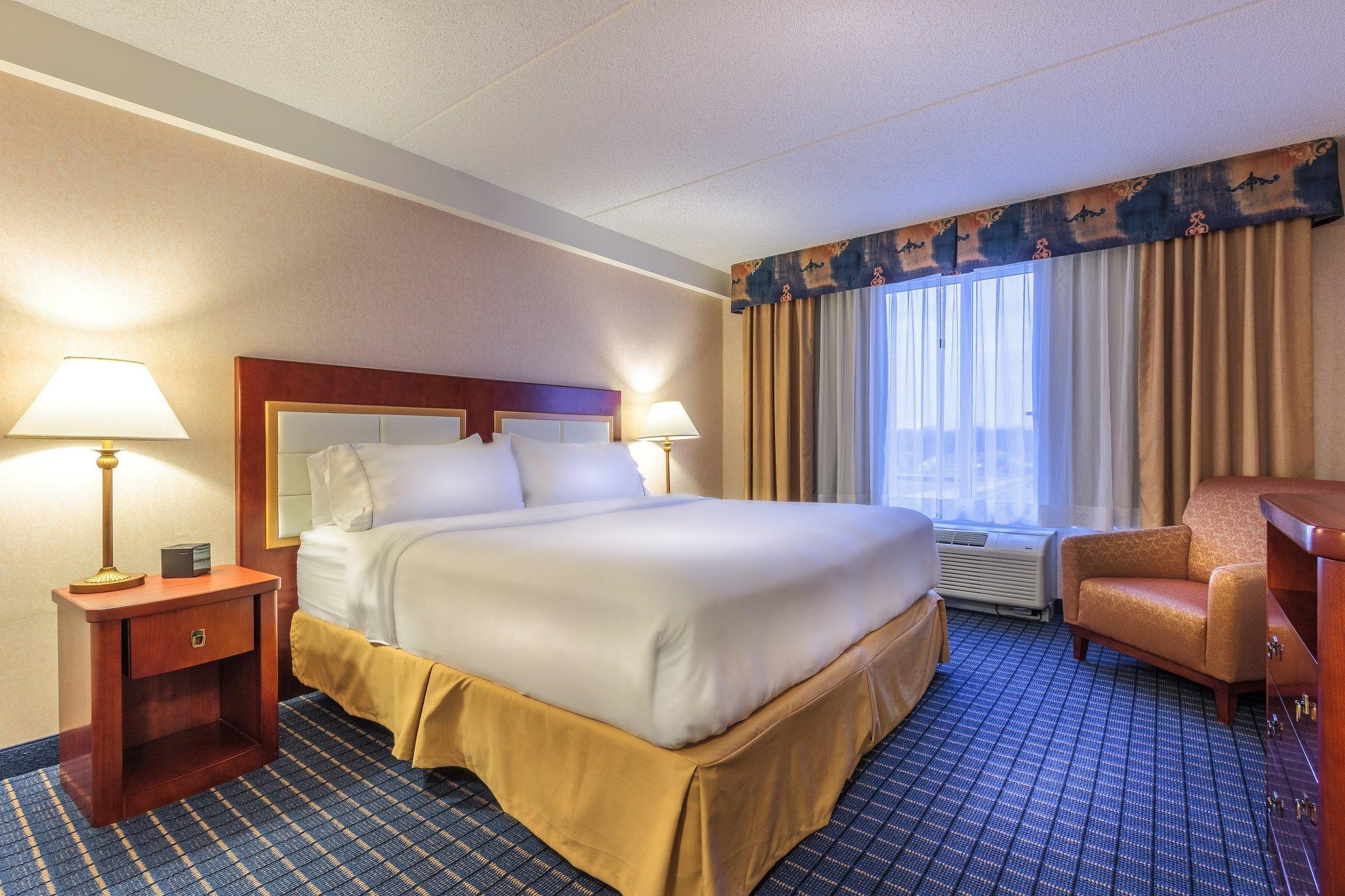 Holiday Inn Express & Suites - Belleville By Ihg Екстериор снимка