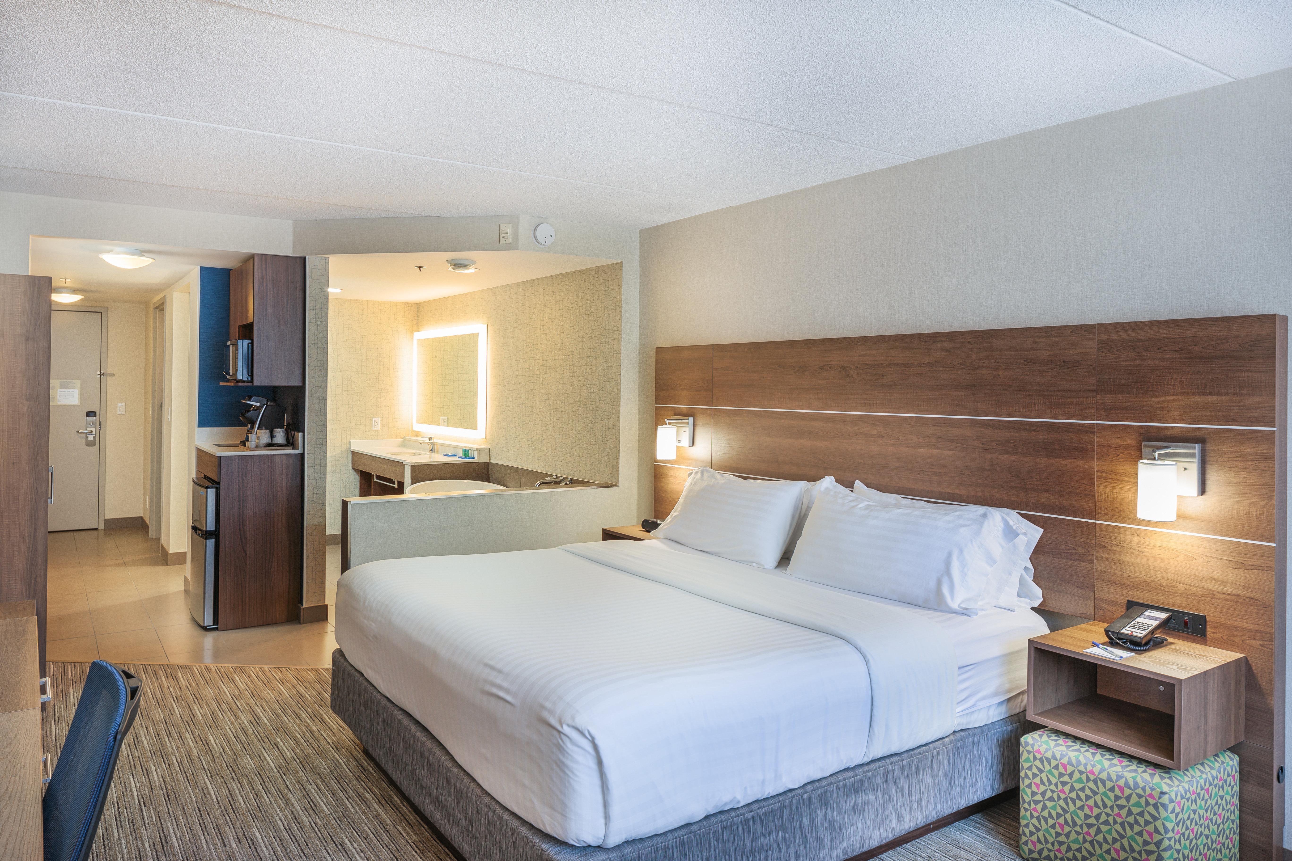 Holiday Inn Express & Suites - Belleville By Ihg Екстериор снимка