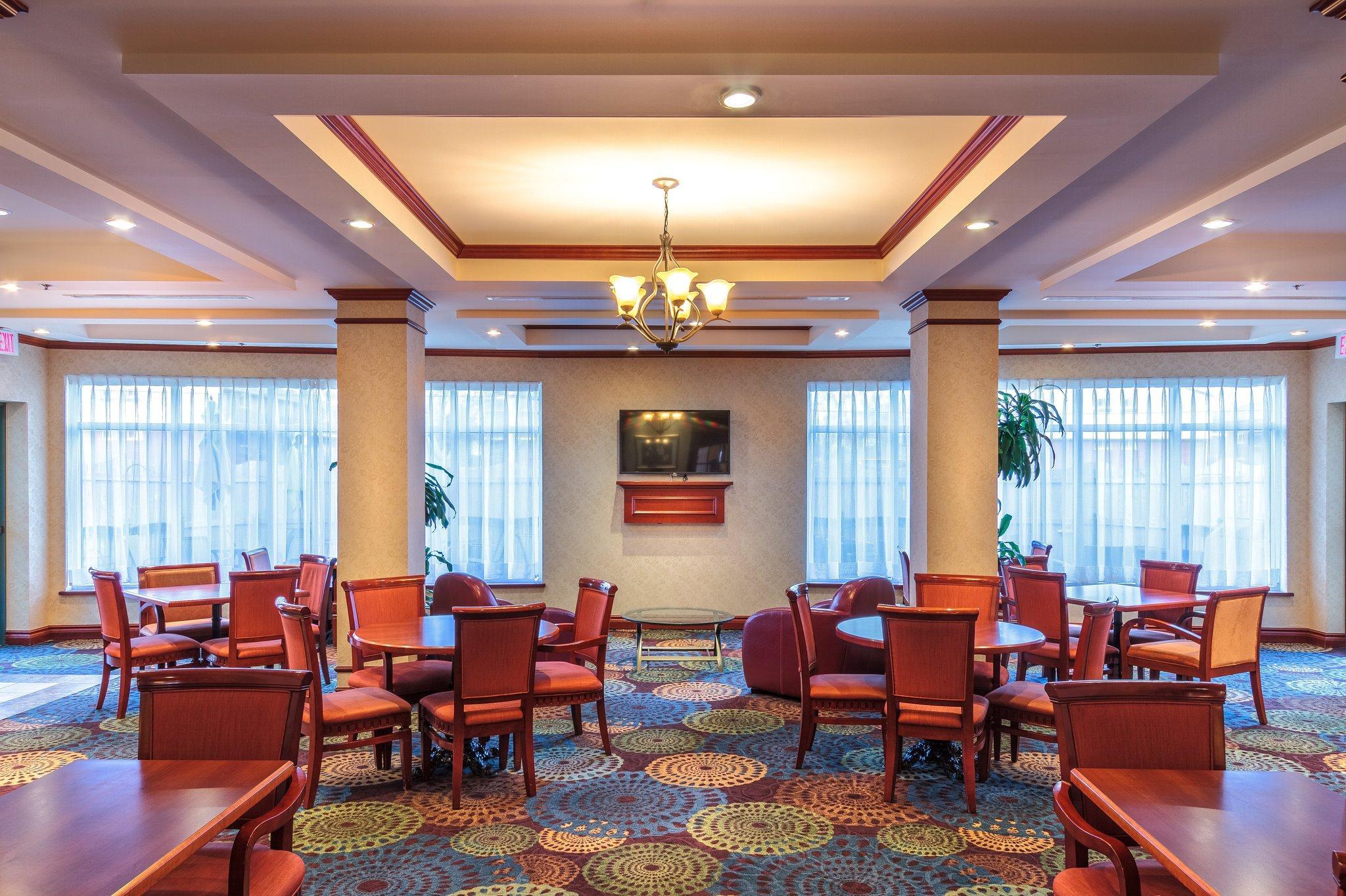 Holiday Inn Express & Suites - Belleville By Ihg Екстериор снимка