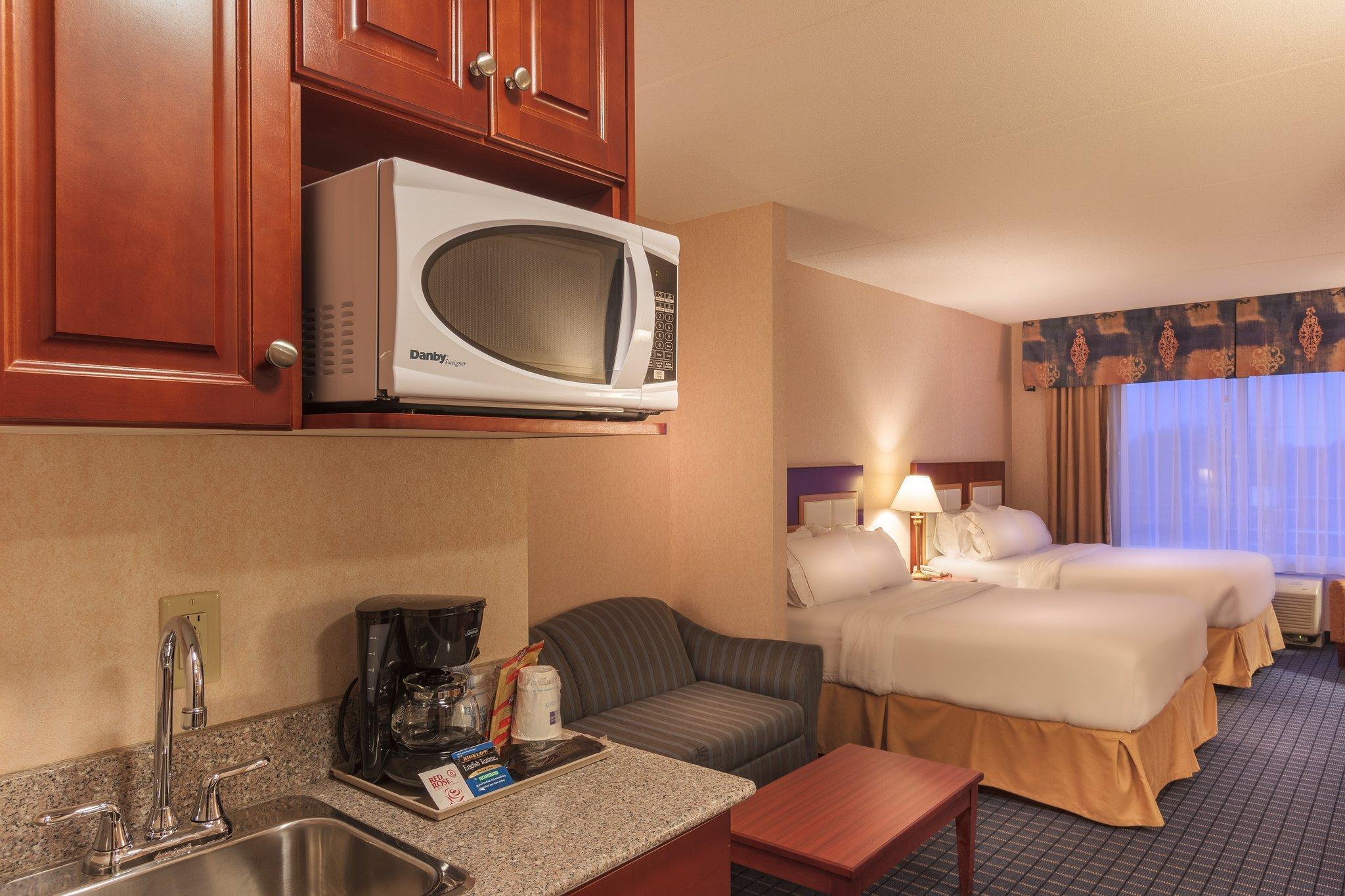 Holiday Inn Express & Suites - Belleville By Ihg Екстериор снимка