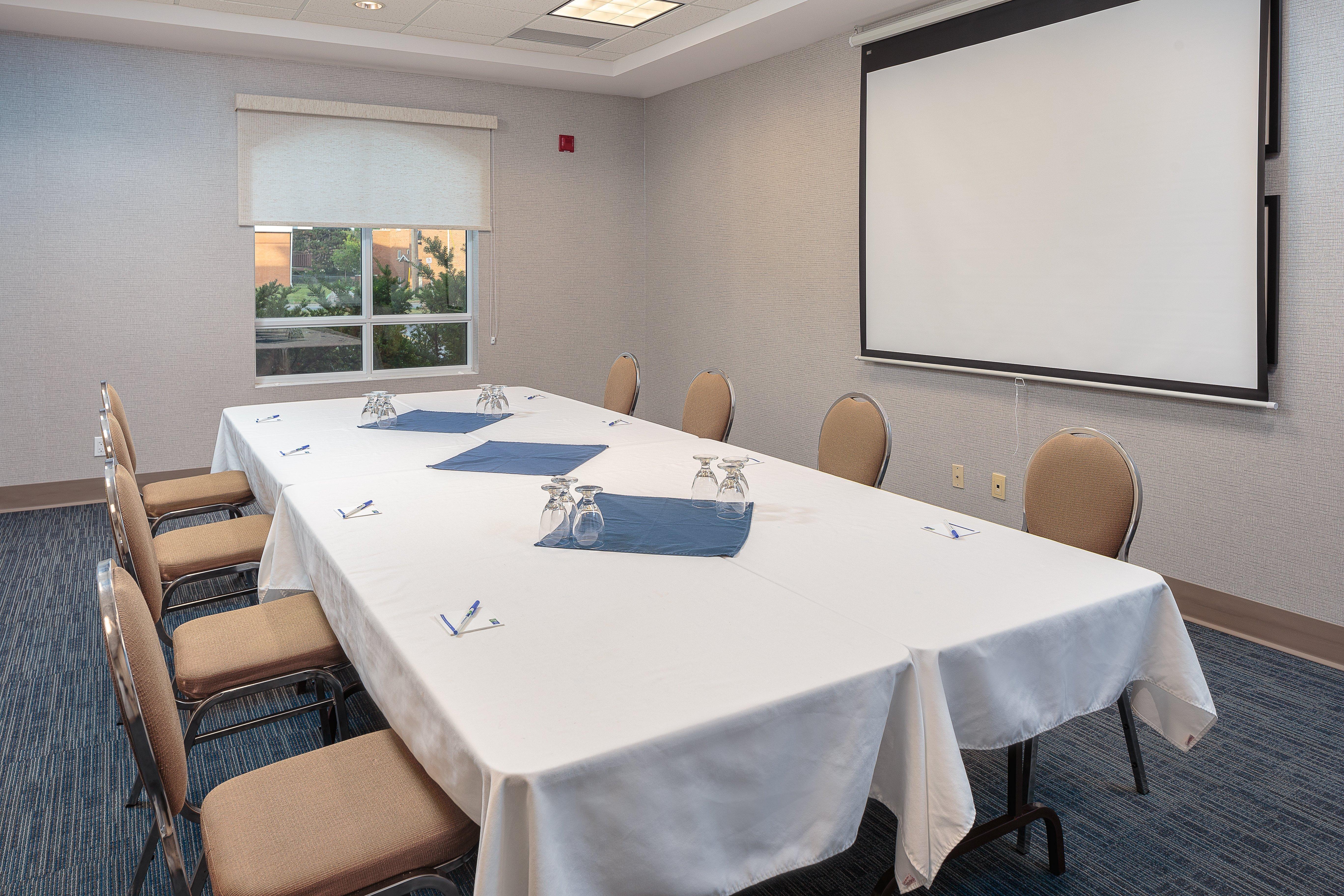 Holiday Inn Express & Suites - Belleville By Ihg Екстериор снимка