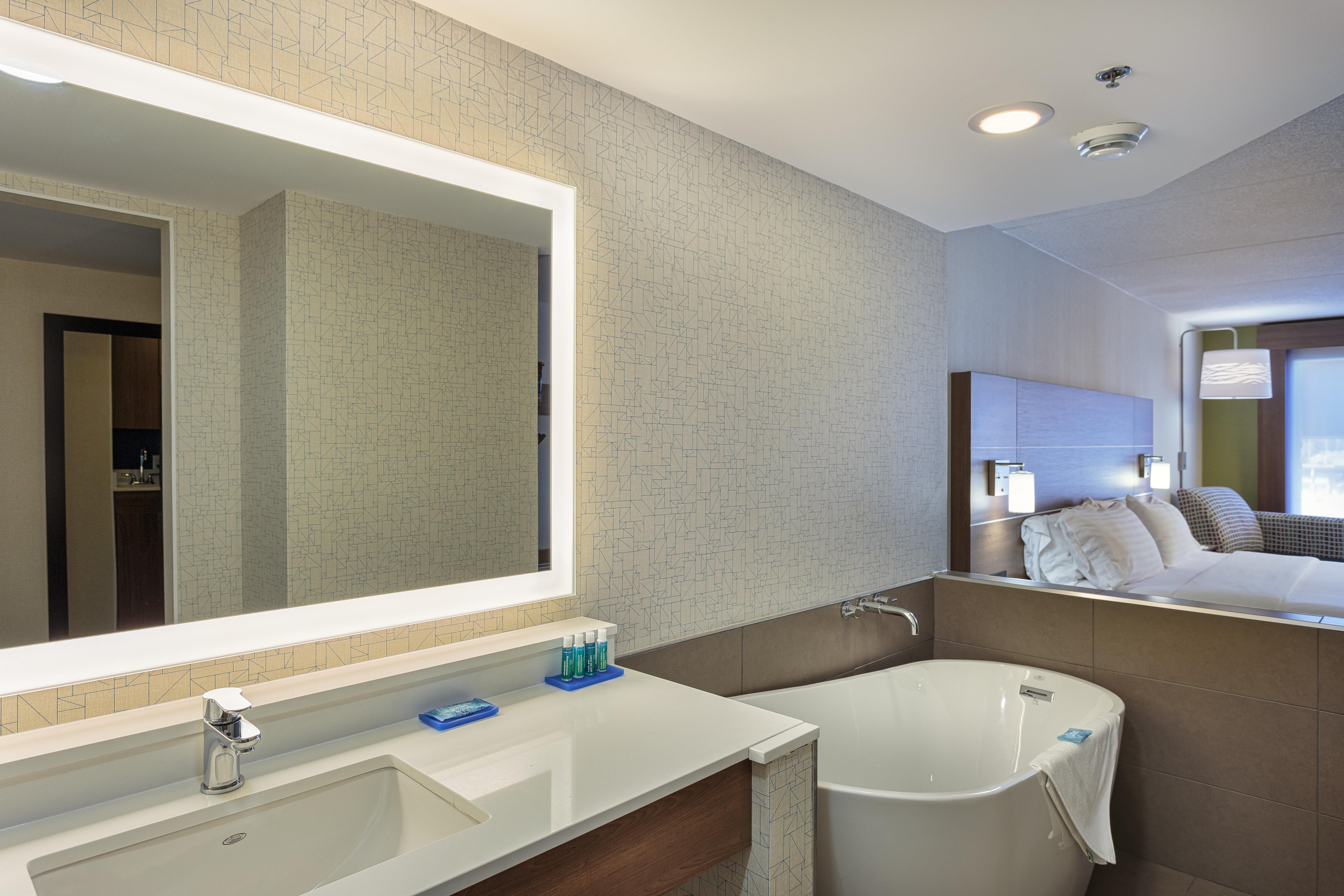 Holiday Inn Express & Suites - Belleville By Ihg Екстериор снимка