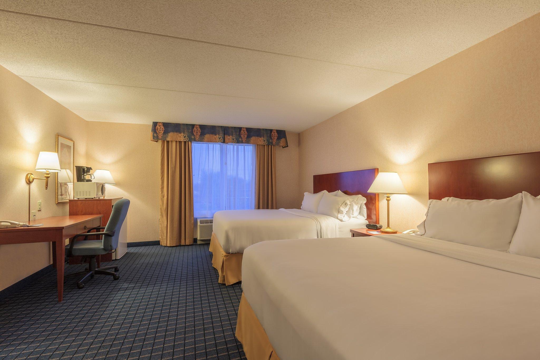 Holiday Inn Express & Suites - Belleville By Ihg Екстериор снимка