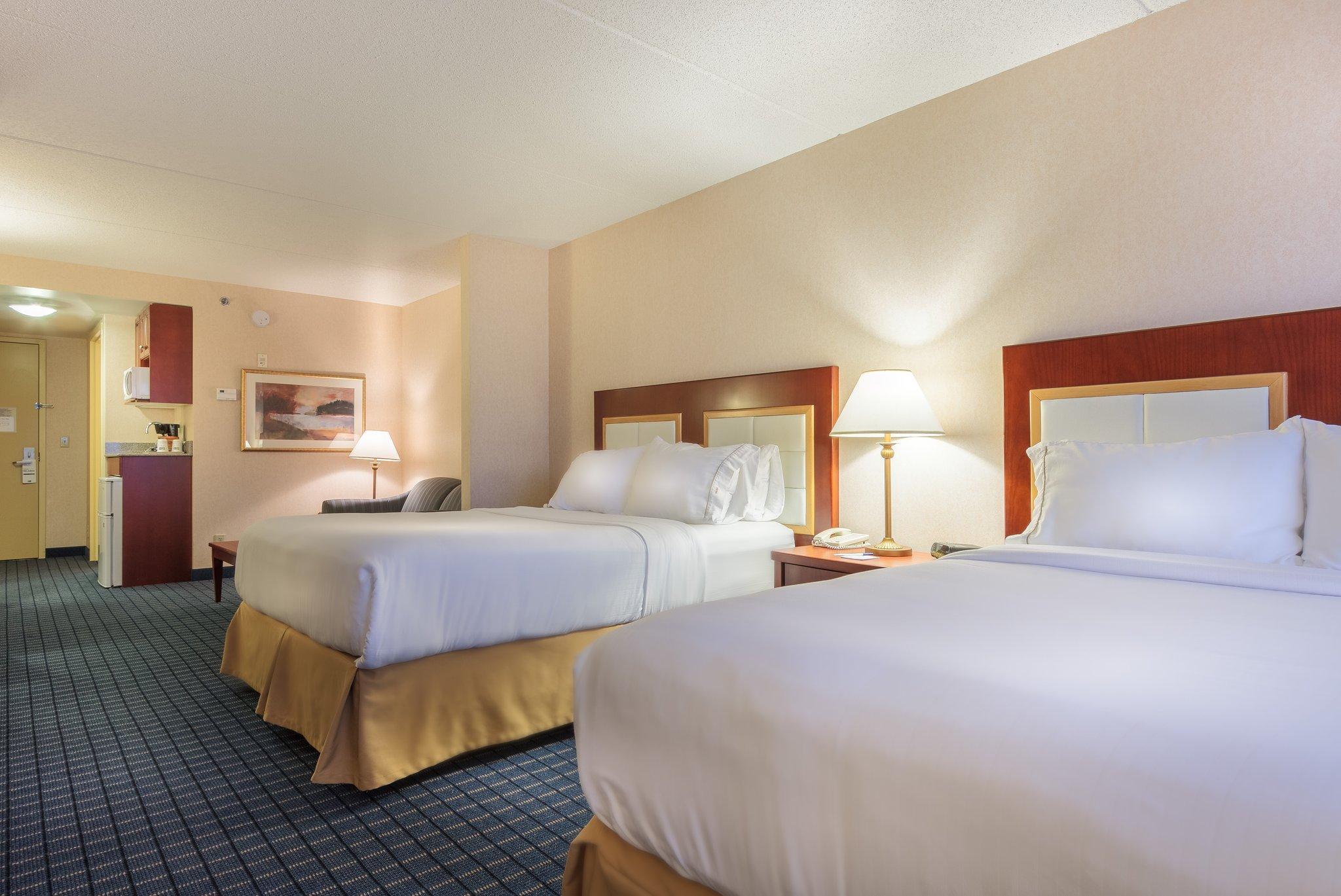Holiday Inn Express & Suites - Belleville By Ihg Екстериор снимка