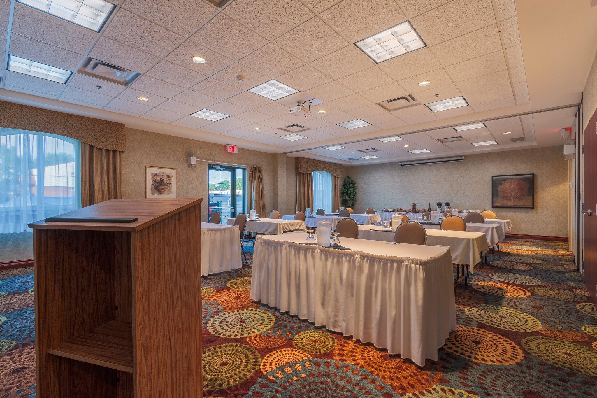 Holiday Inn Express & Suites - Belleville By Ihg Екстериор снимка