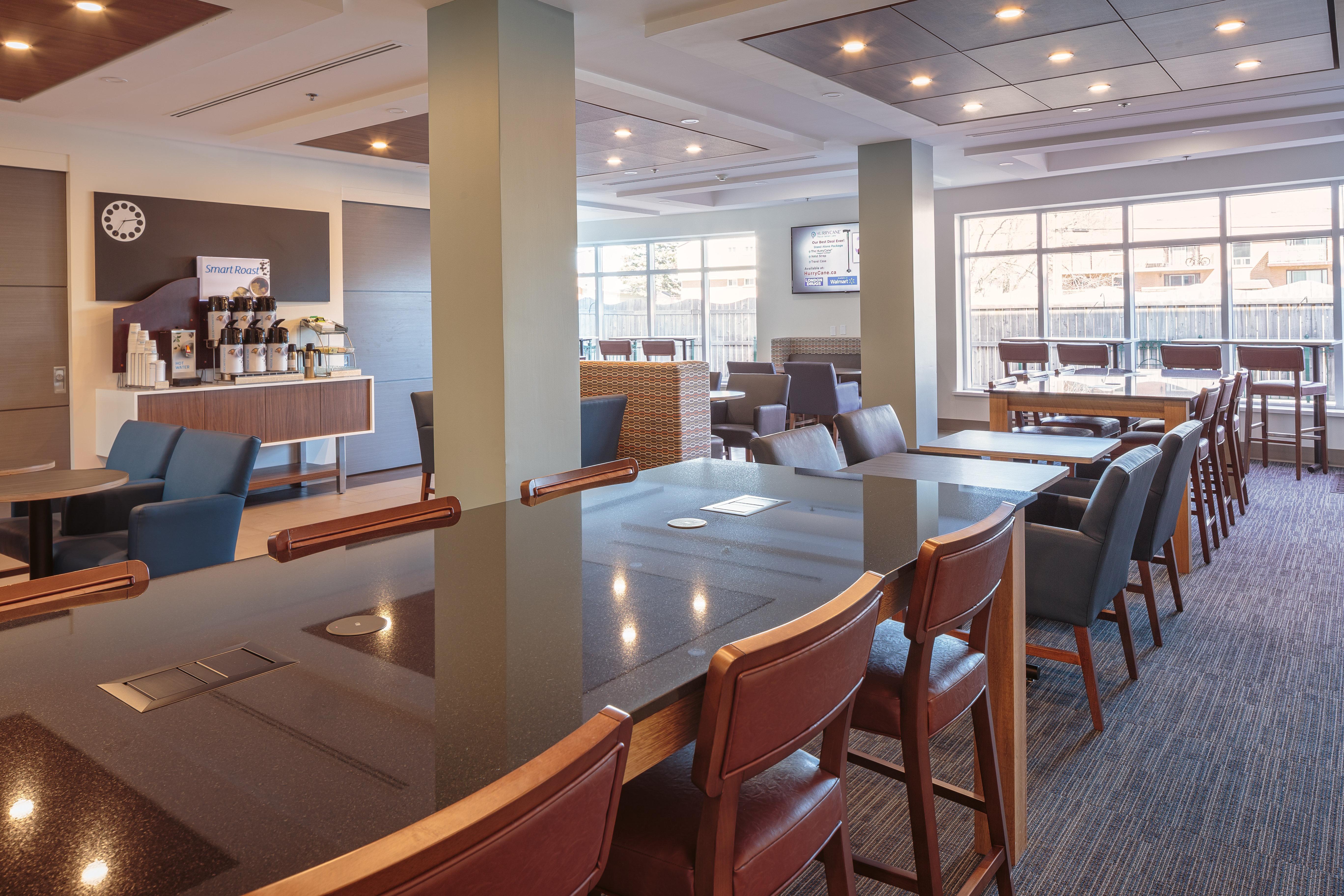 Holiday Inn Express & Suites - Belleville By Ihg Екстериор снимка