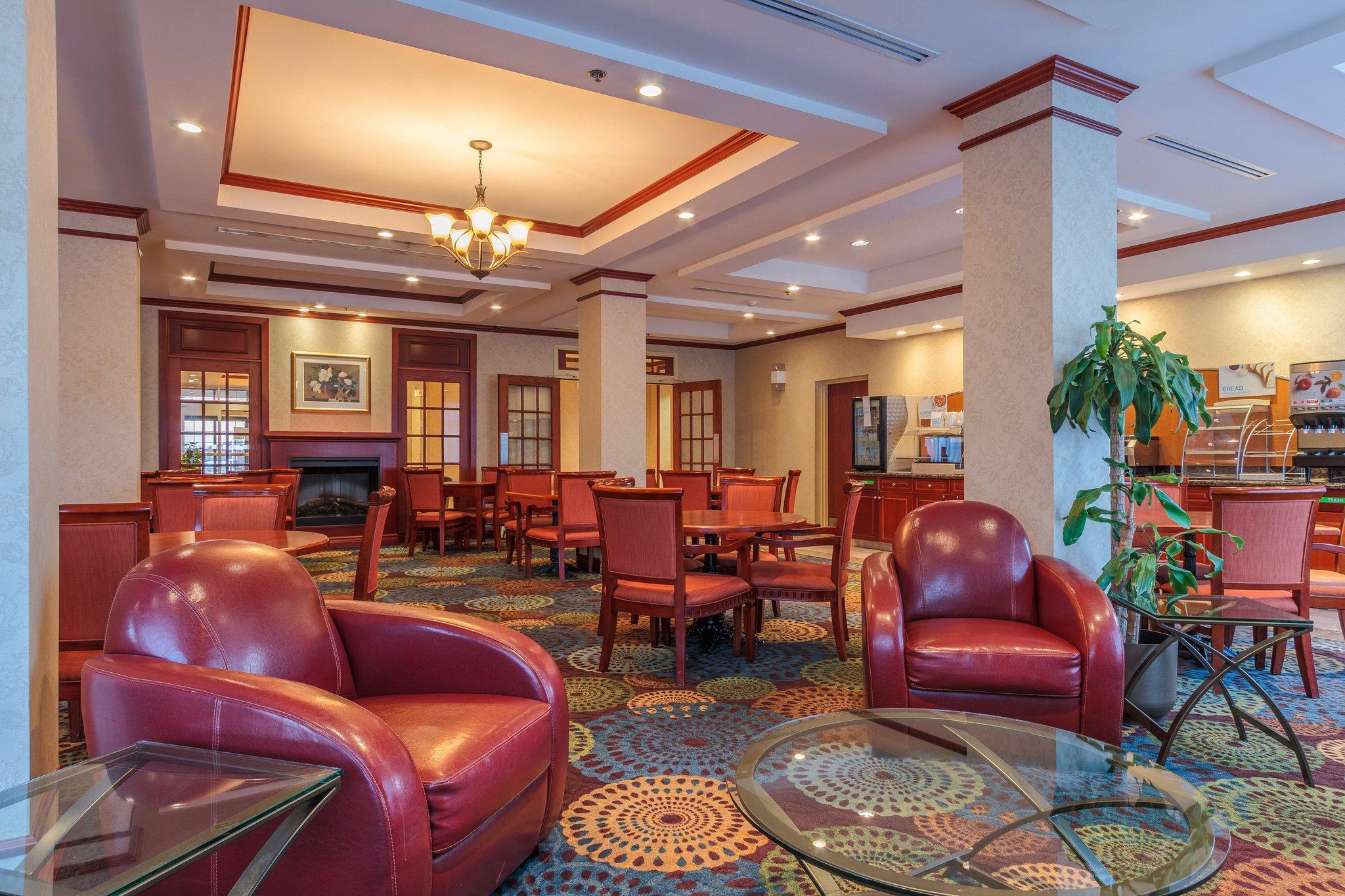 Holiday Inn Express & Suites - Belleville By Ihg Екстериор снимка