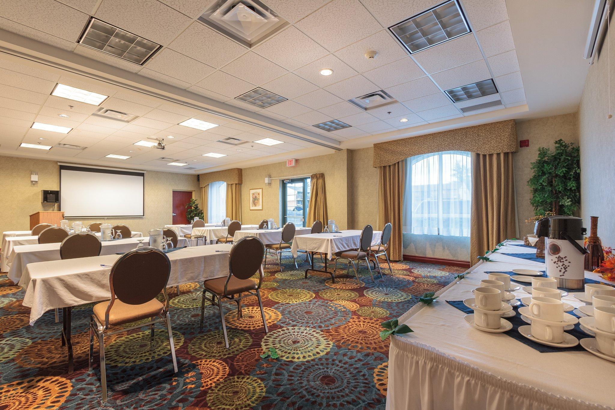 Holiday Inn Express & Suites - Belleville By Ihg Екстериор снимка