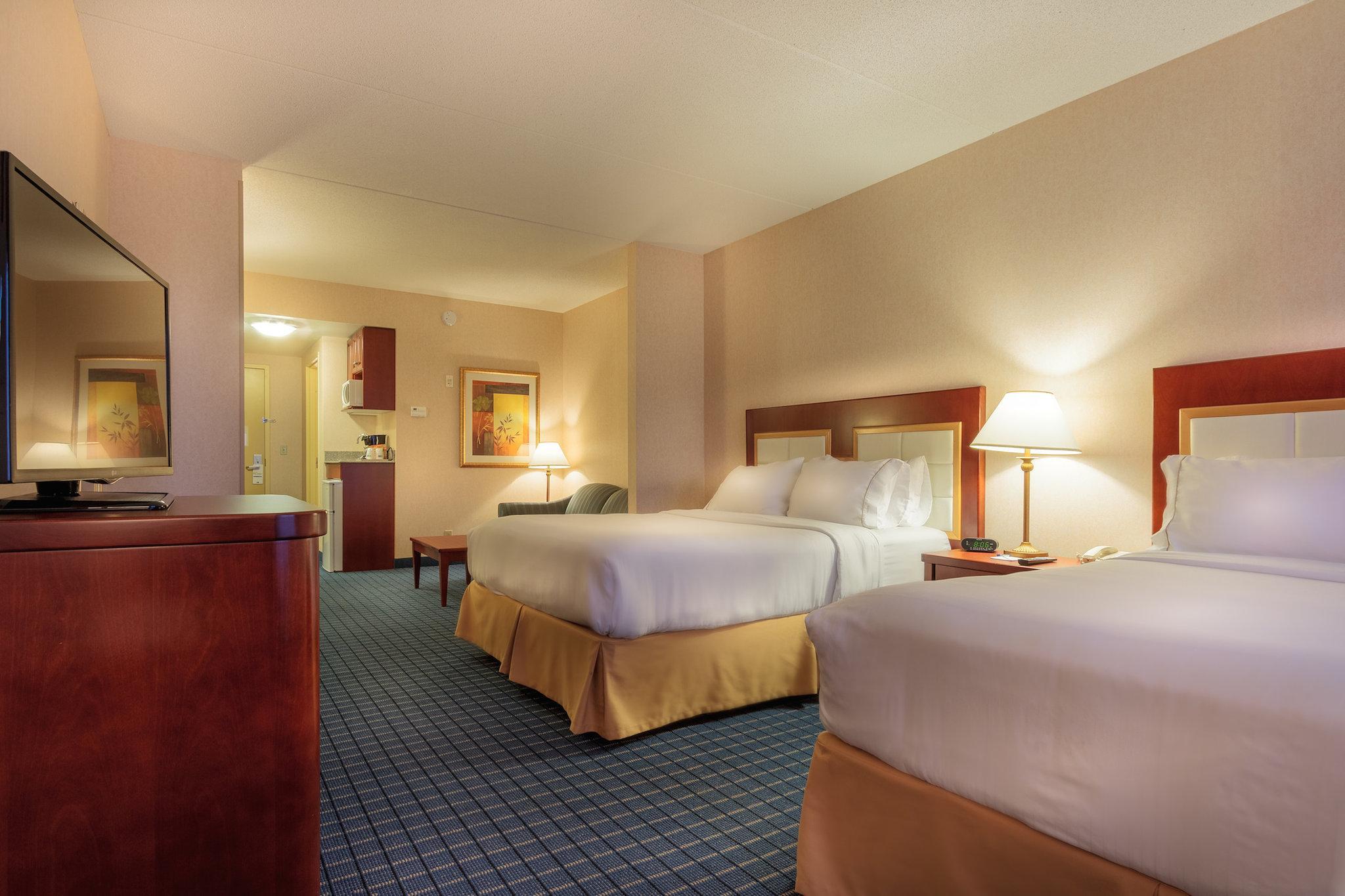 Holiday Inn Express & Suites - Belleville By Ihg Екстериор снимка