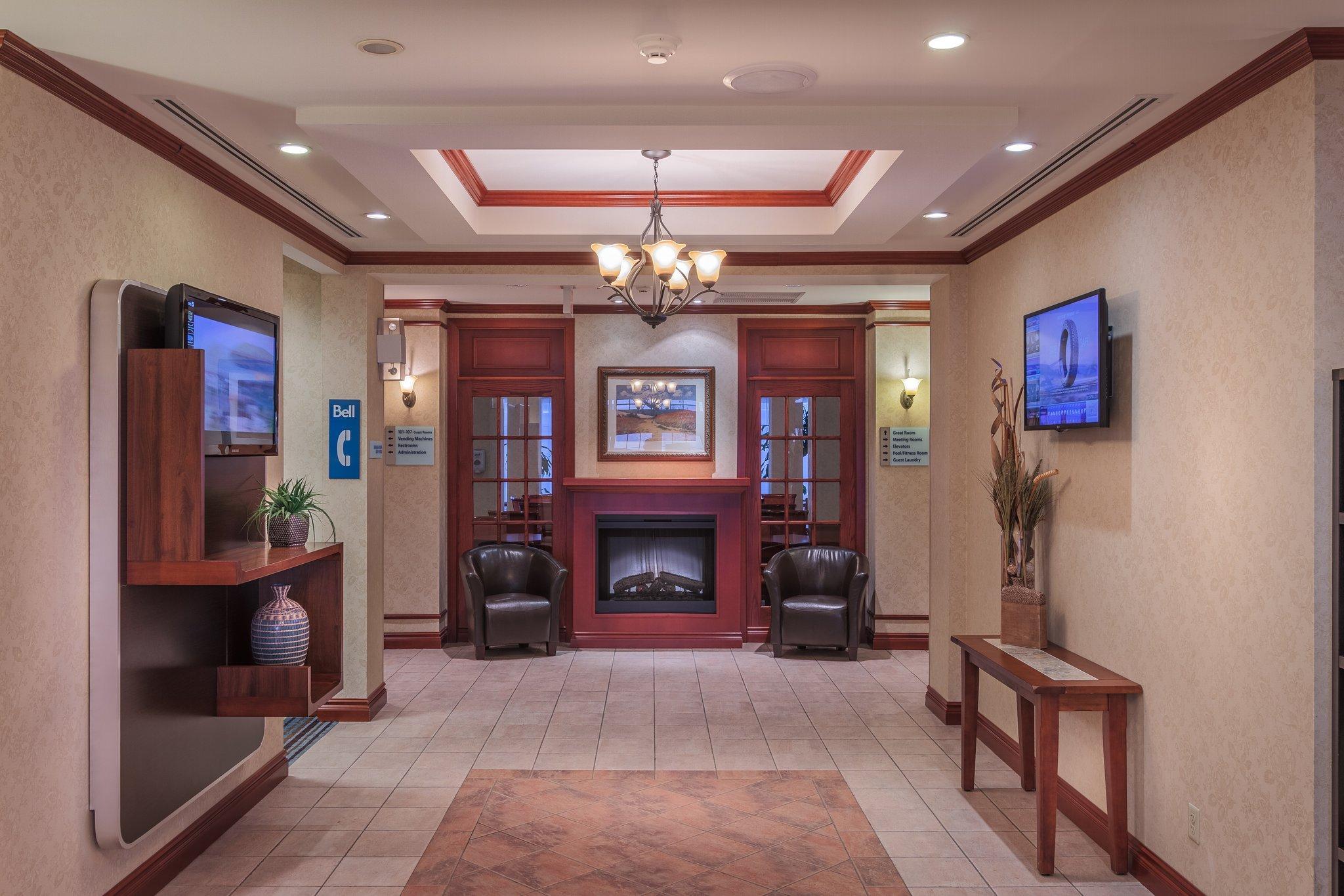 Holiday Inn Express & Suites - Belleville By Ihg Екстериор снимка