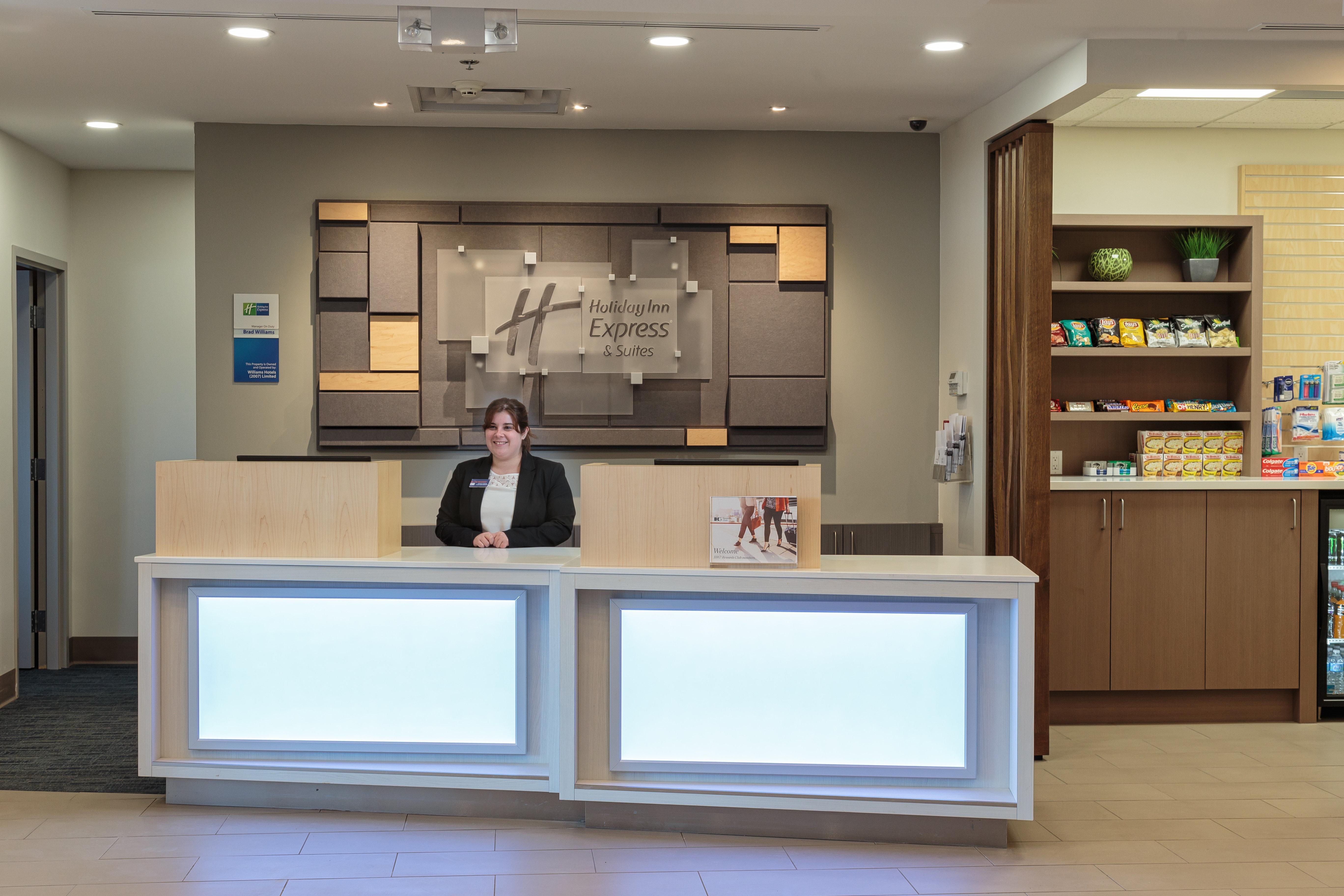 Holiday Inn Express & Suites - Belleville By Ihg Екстериор снимка
