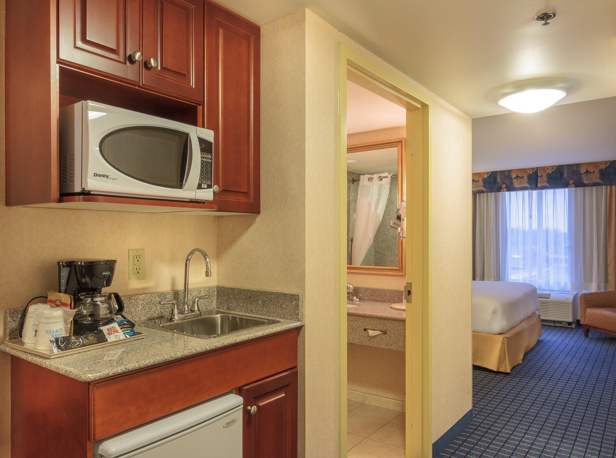 Holiday Inn Express & Suites - Belleville By Ihg Екстериор снимка
