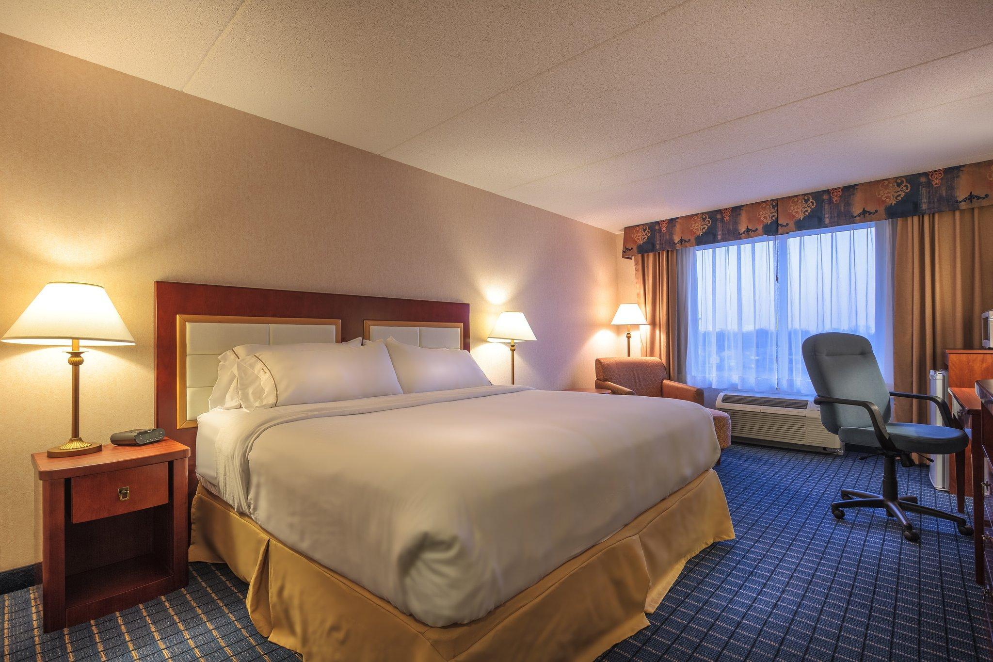 Holiday Inn Express & Suites - Belleville By Ihg Екстериор снимка