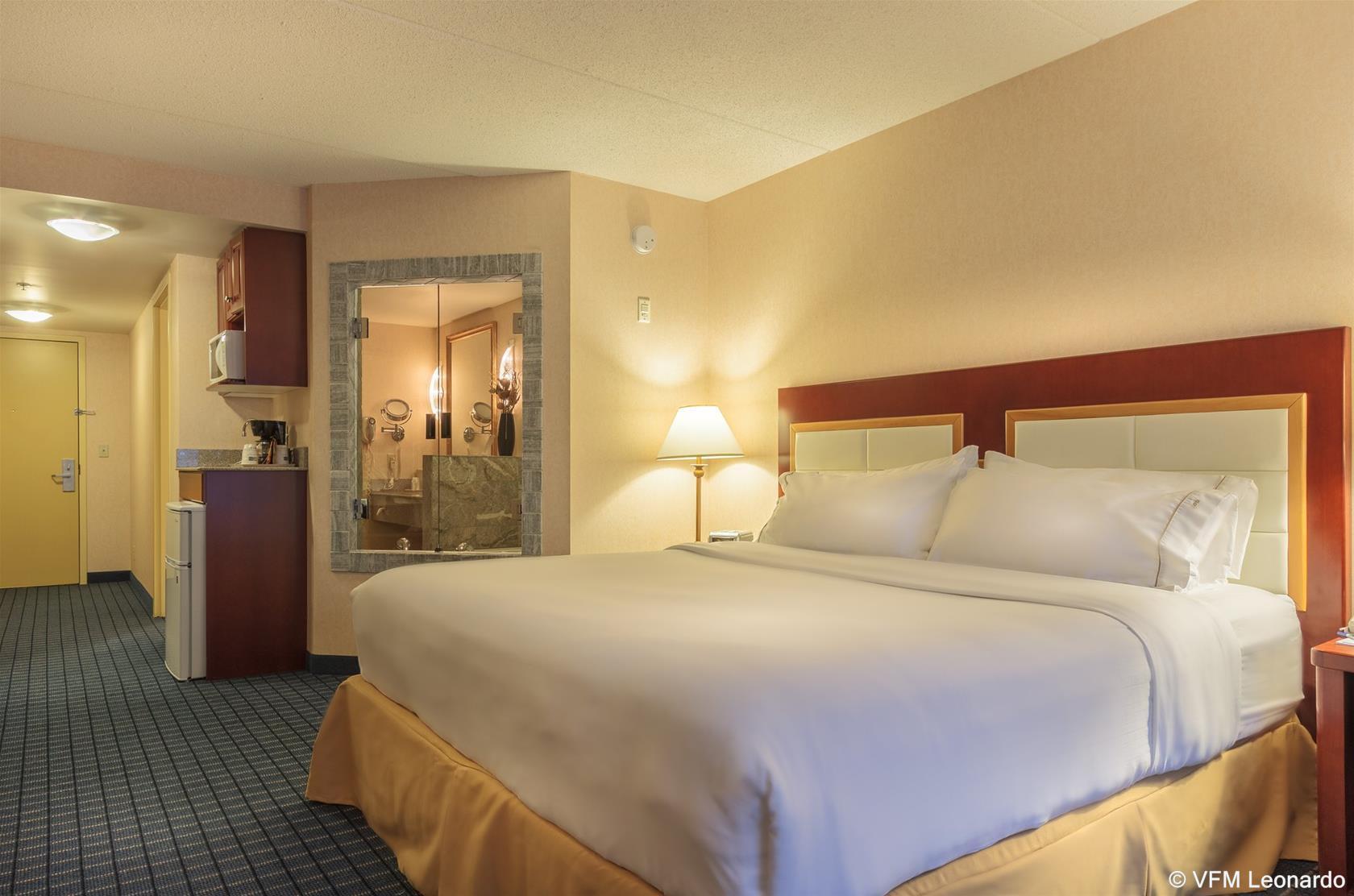 Holiday Inn Express & Suites - Belleville By Ihg Екстериор снимка