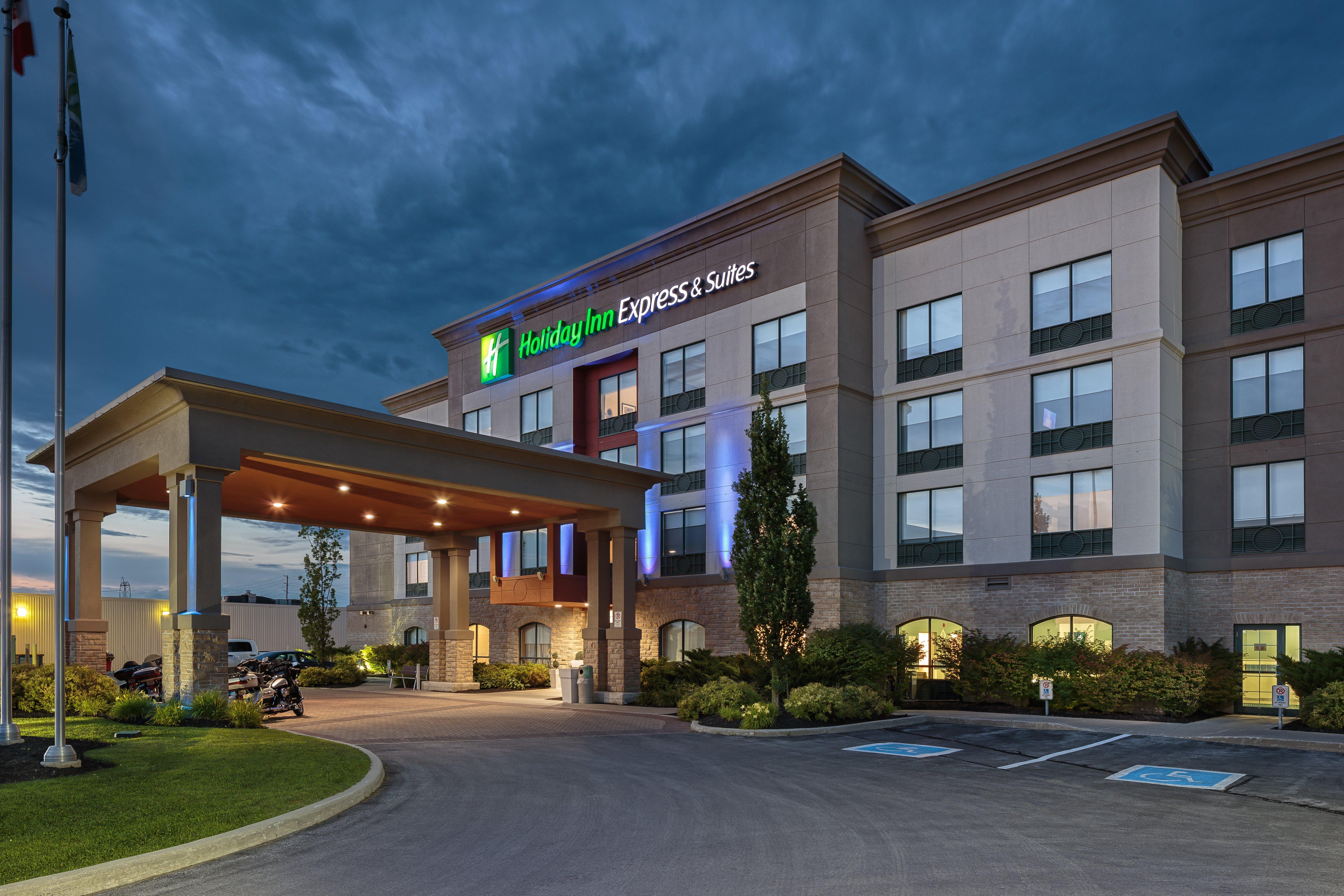 Holiday Inn Express & Suites - Belleville By Ihg Екстериор снимка