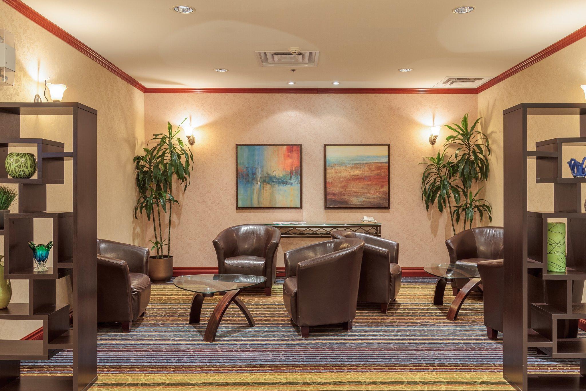 Holiday Inn Express & Suites - Belleville By Ihg Екстериор снимка