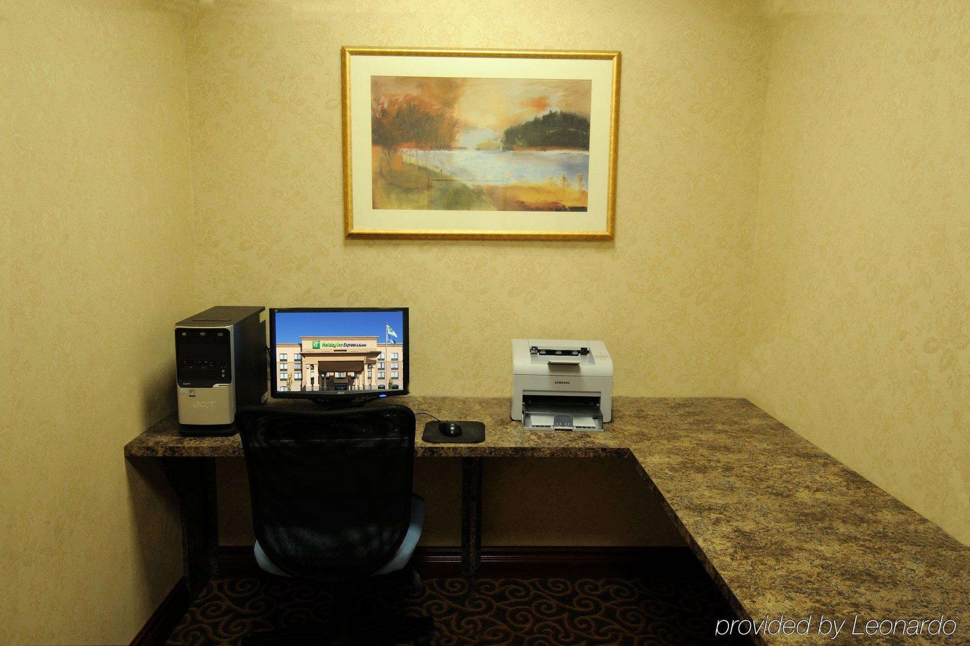 Holiday Inn Express & Suites - Belleville By Ihg Съоръжения снимка