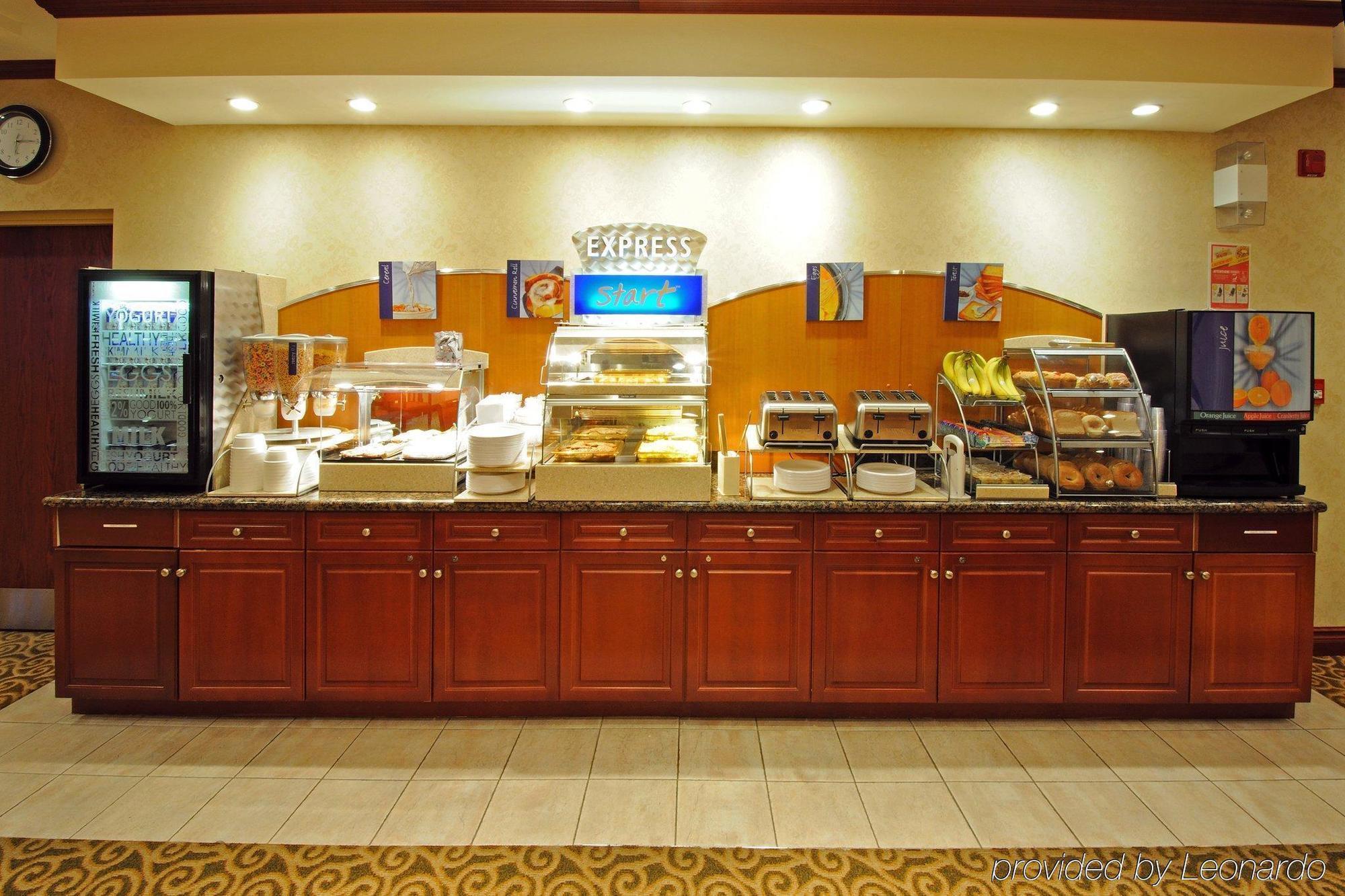 Holiday Inn Express & Suites - Belleville By Ihg Ресторант снимка