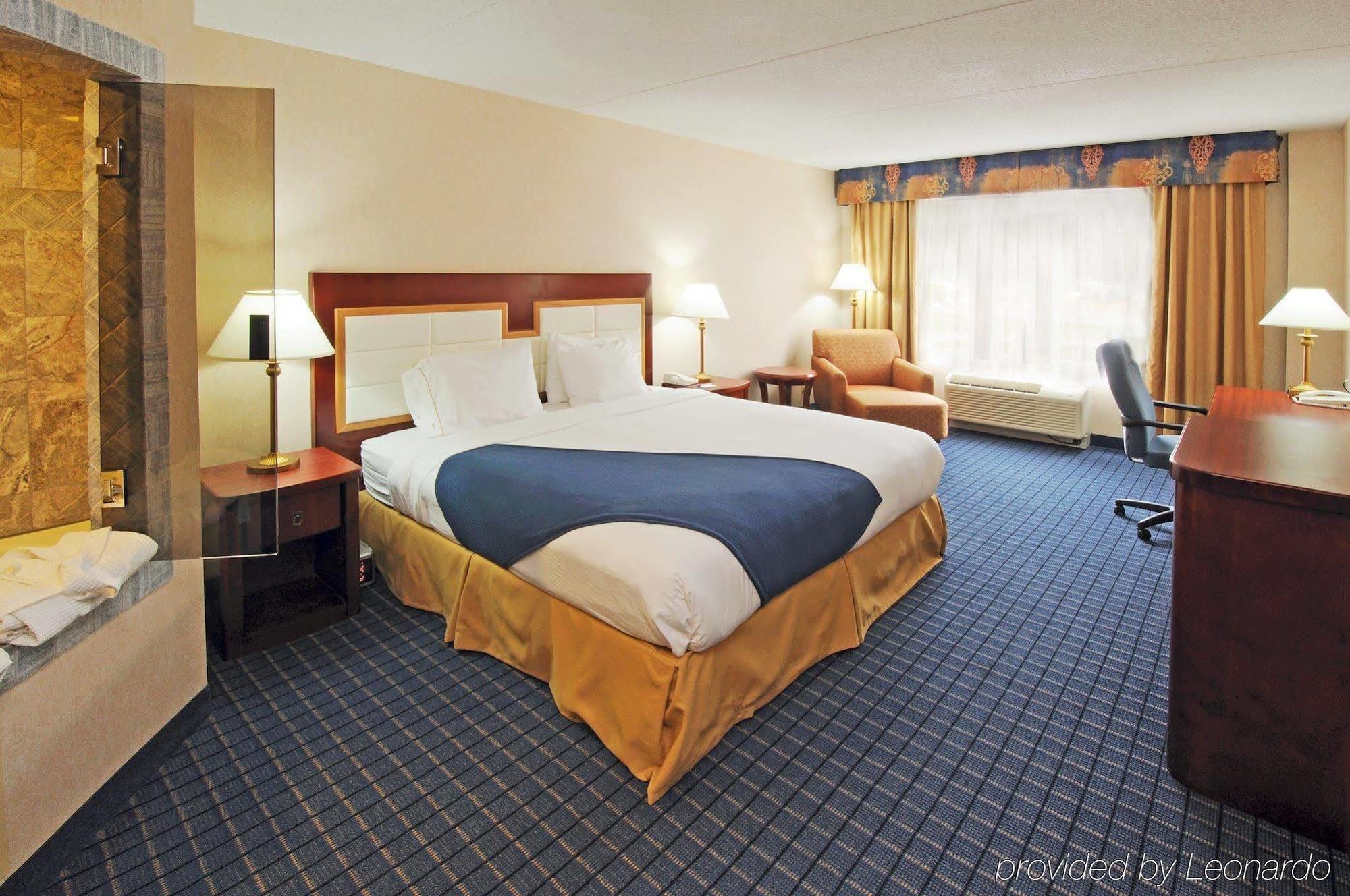 Holiday Inn Express & Suites - Belleville By Ihg Стая снимка