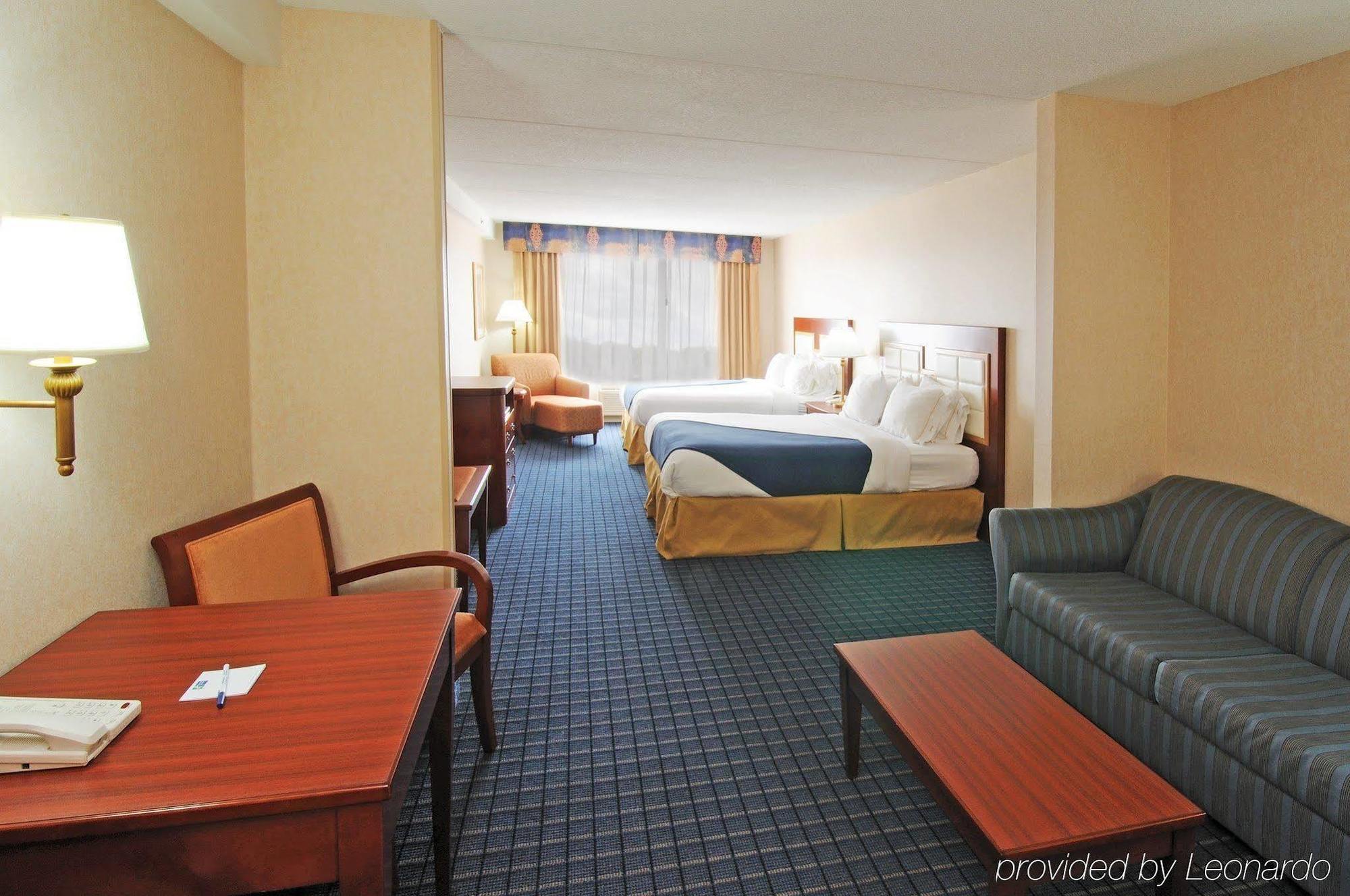Holiday Inn Express & Suites - Belleville By Ihg Стая снимка
