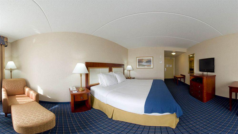 Holiday Inn Express & Suites - Belleville By Ihg Екстериор снимка